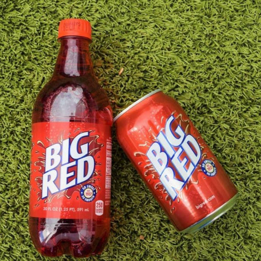 Lata de refrigerante Big Red com sabor a chiclete de cereja